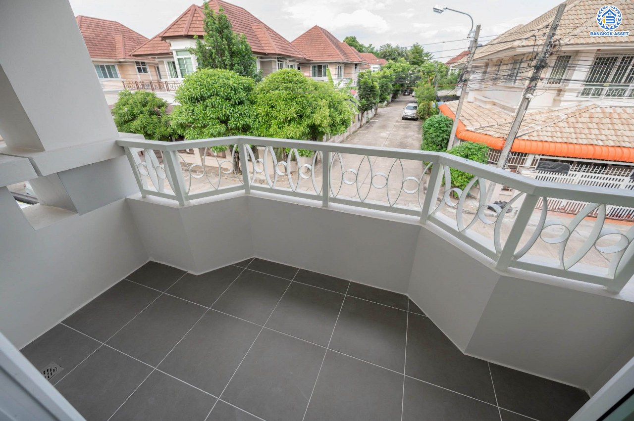 บ้านมือสองตกแต่งใหม่ โครงการ อรุณวดี พระราม5-รัตนาธิเบศร์ หลังมุม เนื้อที่ 50.4 ตร.ว. ฟังก์ชัน 3 ห้องนอน 2 ห้องน้ำ 1 ห้องอเนกประสงค์ จอดรถได้ 1 คัน บนทำเลทำเลศักยภาพ ติดถนนราชพฤกษ์ เชื่อมต่อทุกการเดินทาง ใกล้รถไฟฟ้าสายสีม่วง "สถานีบางรักใหญ่" และจุดขึ้นทางด่วน "ศรีรัช"